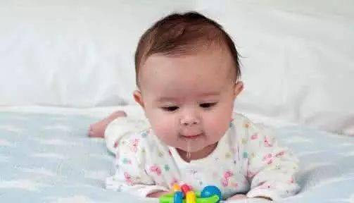 婴儿几个月开始流口水是怎么回事 30f901dcb5174fea87822feb8711ef46.jpeg