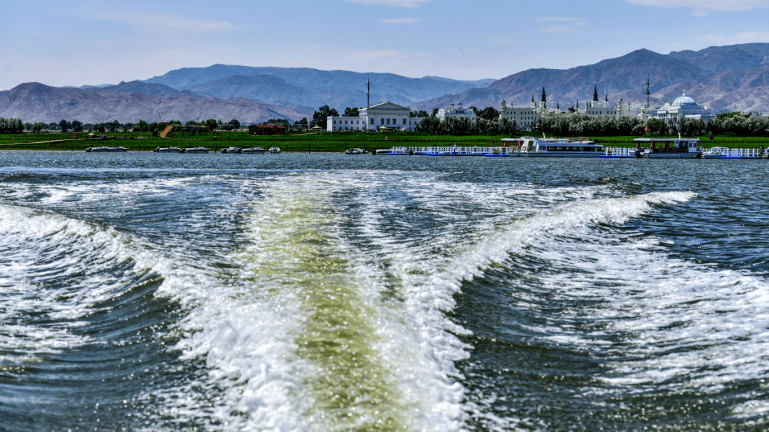 凉城岱海湖碧波粼粼.摄影/邢俊峰