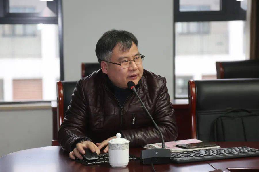 随后,石湖中学徐正黄校长肯定了初三数学备课组的成绩,赞扬了初三数学