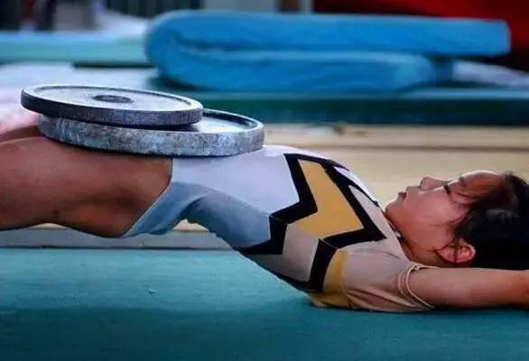 体操运动员们背后的艰辛看完默默流泪了