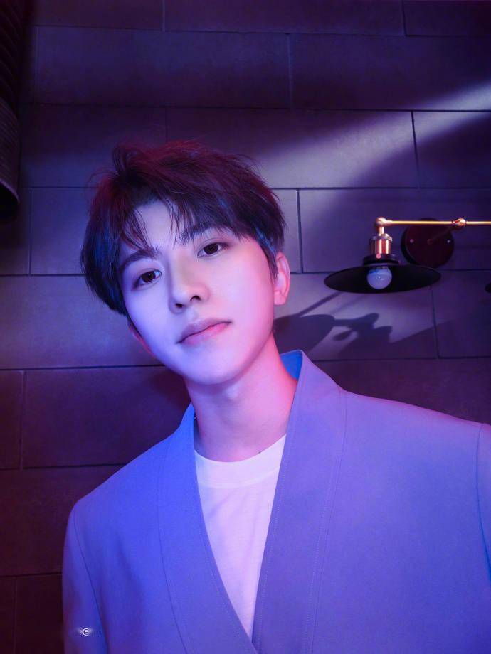 [消息]蔡徐坤八宫格自拍新鲜出炉!果然帅哥自拍只需要打开前置摄像头