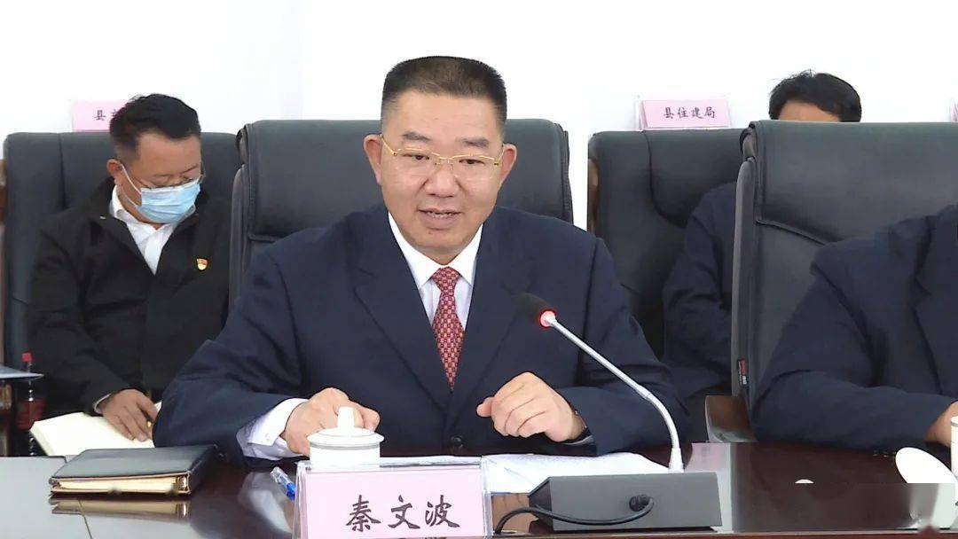 签约仪式上,秦文波向云南银河泰瑞科技集团有限公司董事长兼云南广东