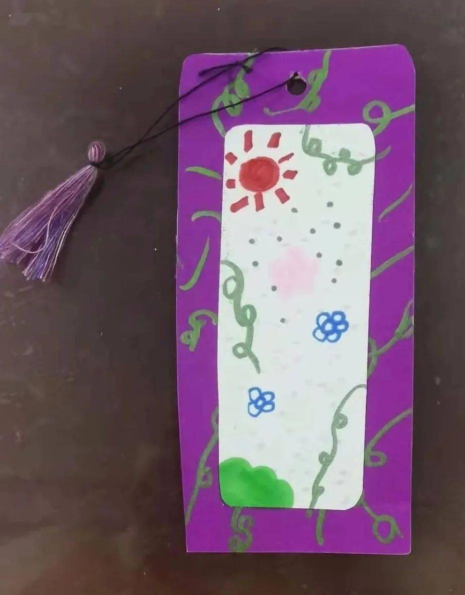 。 用一种特殊的构思设计来为阅读增加一点乐趣,制作书签。来!准备好材料,卡纸、笔、剪刀等,开工喽!f