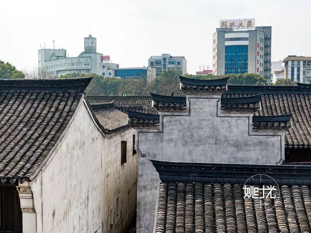 建筑形制上,多为粉墙黛瓦,山墙有观音兜,马头墙等多种不同的样式.