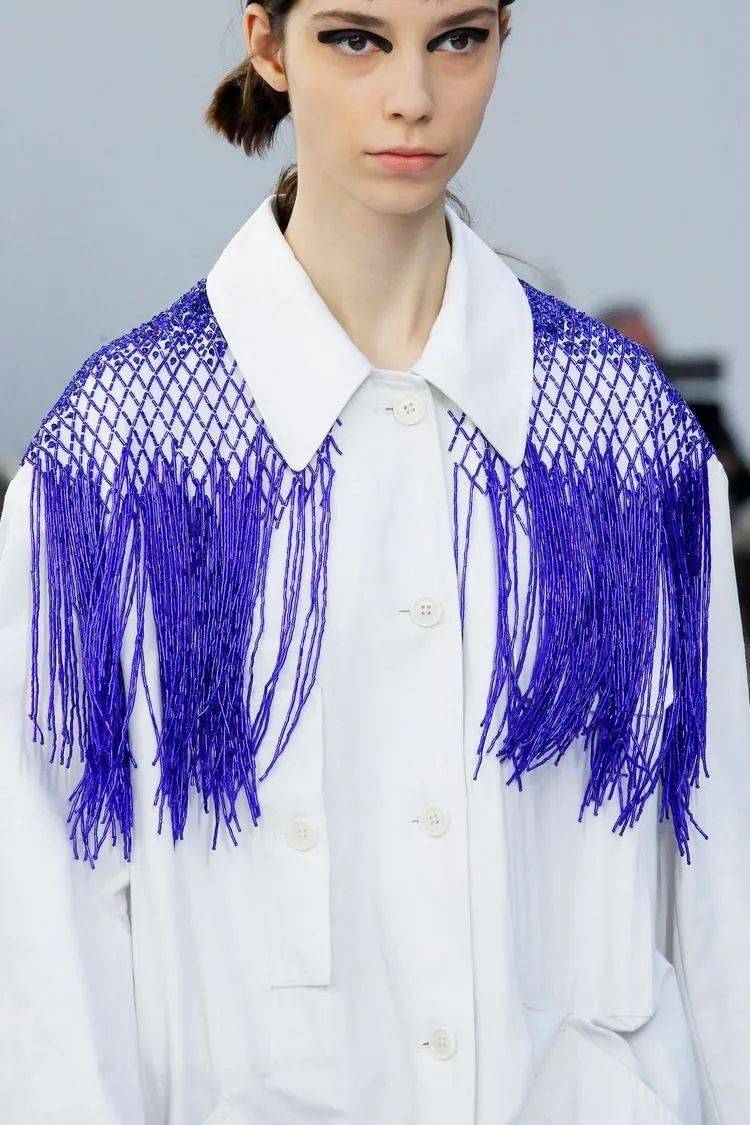 局部渔网造型在服装设计中,细节设计总是彰显服装整体造型的风格魅力