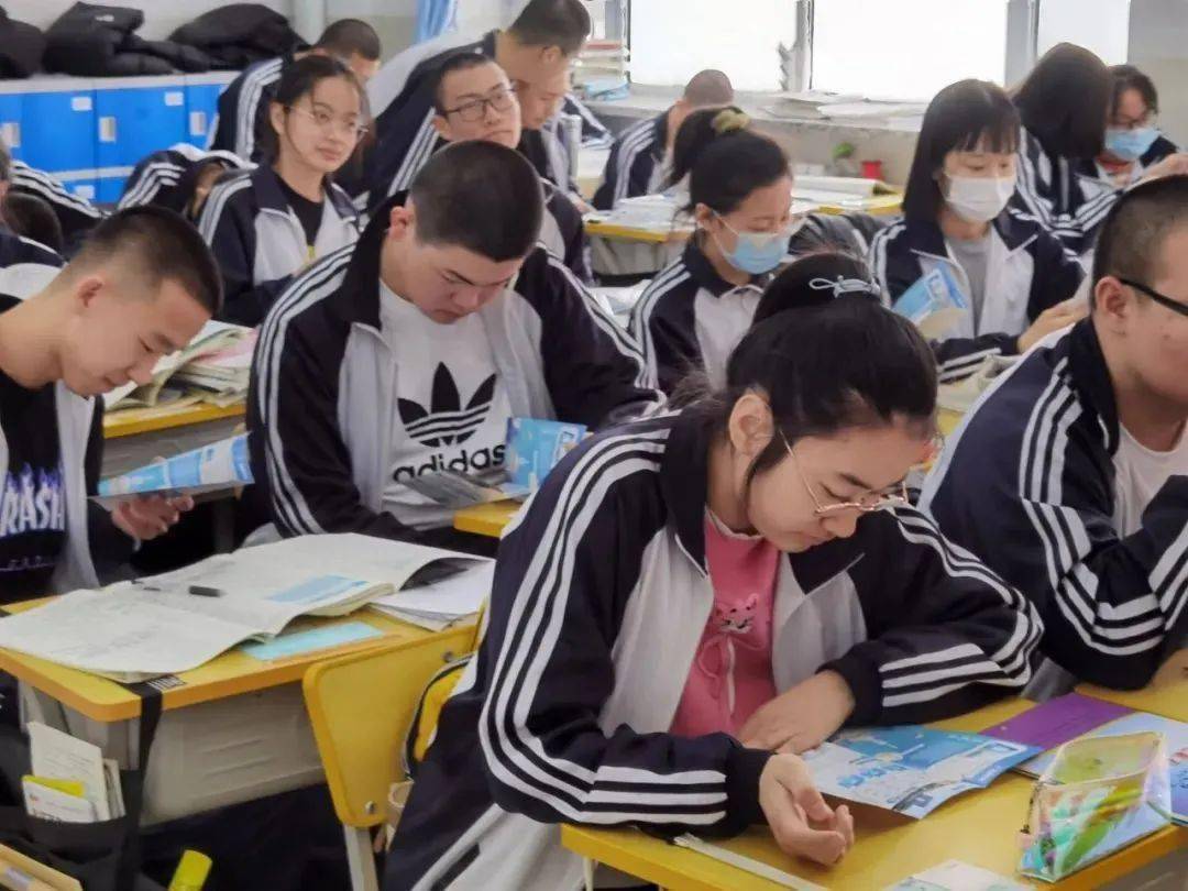 额尔古纳一中满洲里市第一中学我们的宣讲分为五个板块,整体印象,成才