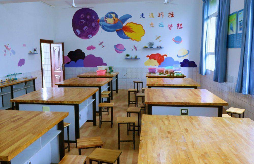 图:清平九年一贯制学校学生科技劳技室图:正在上音乐课的孩子们图