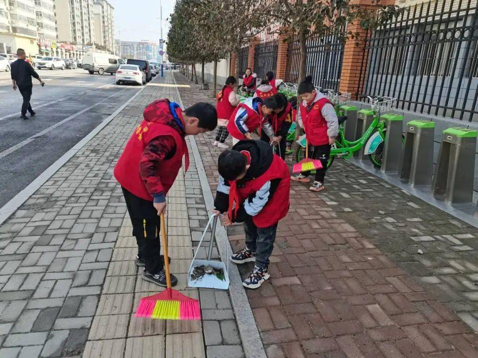 为弘扬雷锋精神,培养少先队员们热心公益,助人为乐的精神,临沂幸福