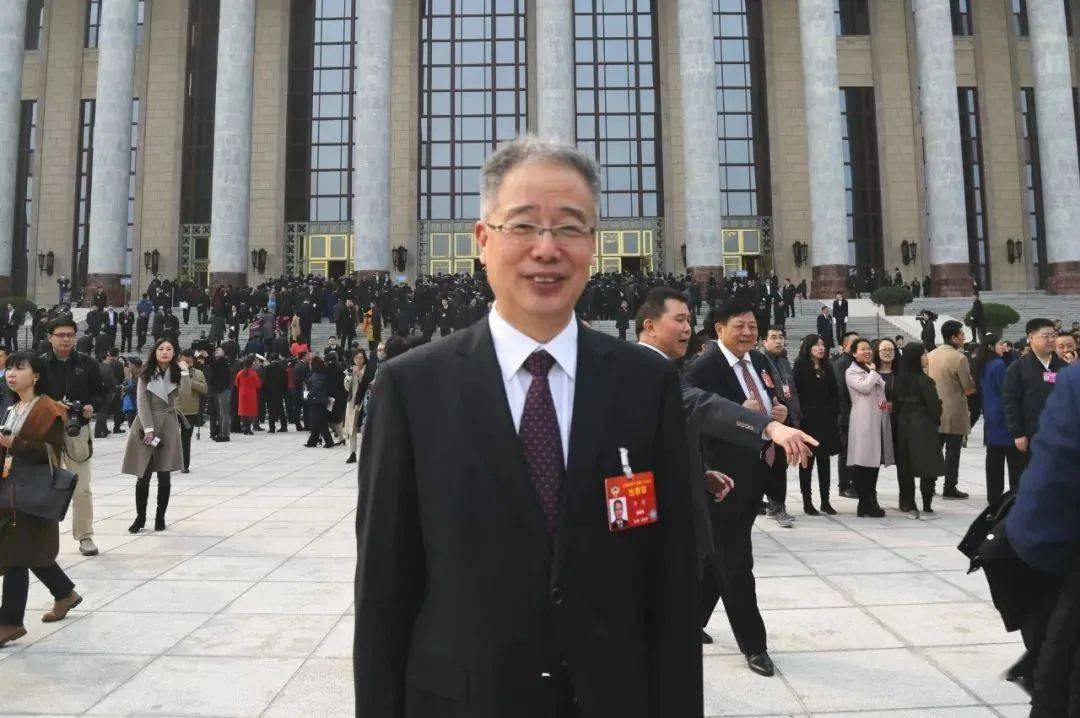 委员建议取消英语在中小学主科地位网友吵翻了