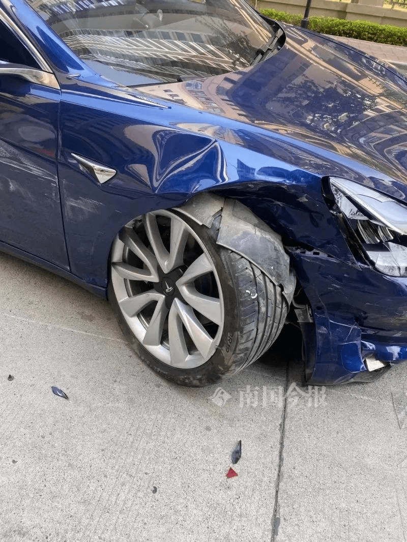 特斯拉连撞两车车主怒诉车子行驶中突然失控加速