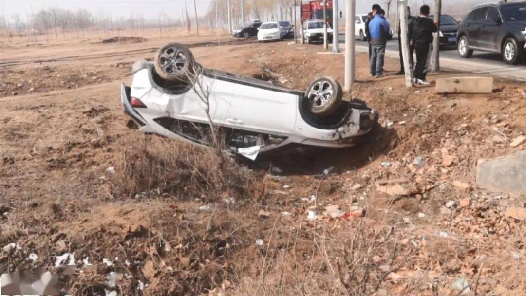 德州公安交警直属五大队事故科民警接到群众报警称,在陵城区沿河路