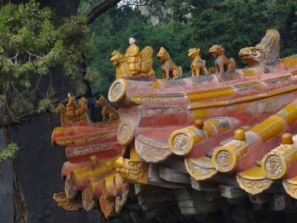 禁城景物报和韶 初转寅方玉斗杓漏泄春光梅破蕾 招摇风信柳拖条池心