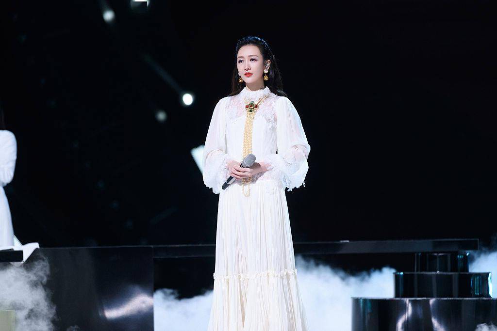 浪姐2那英组全员化白衣仙女舞台深情演唱逆光勇敢