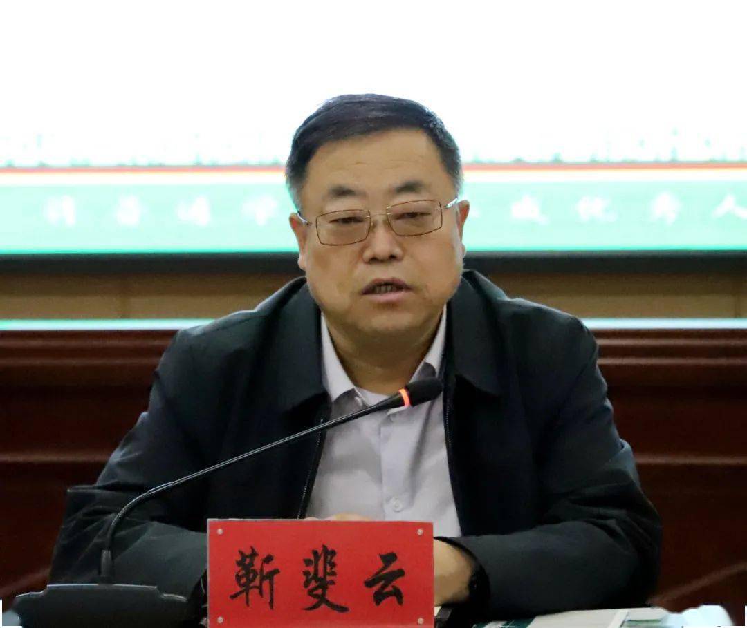 头条靳斐云一行到准格尔旗第一中学看望慰问高三一线教师