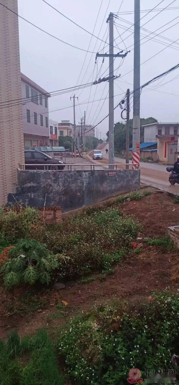 北流市塘岸鎮開發區,下雨天水泥路像爛泥路,晴天灰塵滿天飛