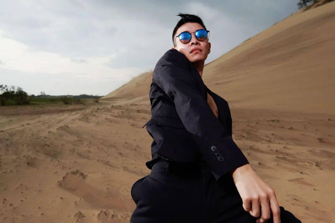 我认识胡沈员的时候,他正在江湖上"流浪