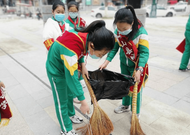 学习雷锋精神传承红色基因少先队员在行动一