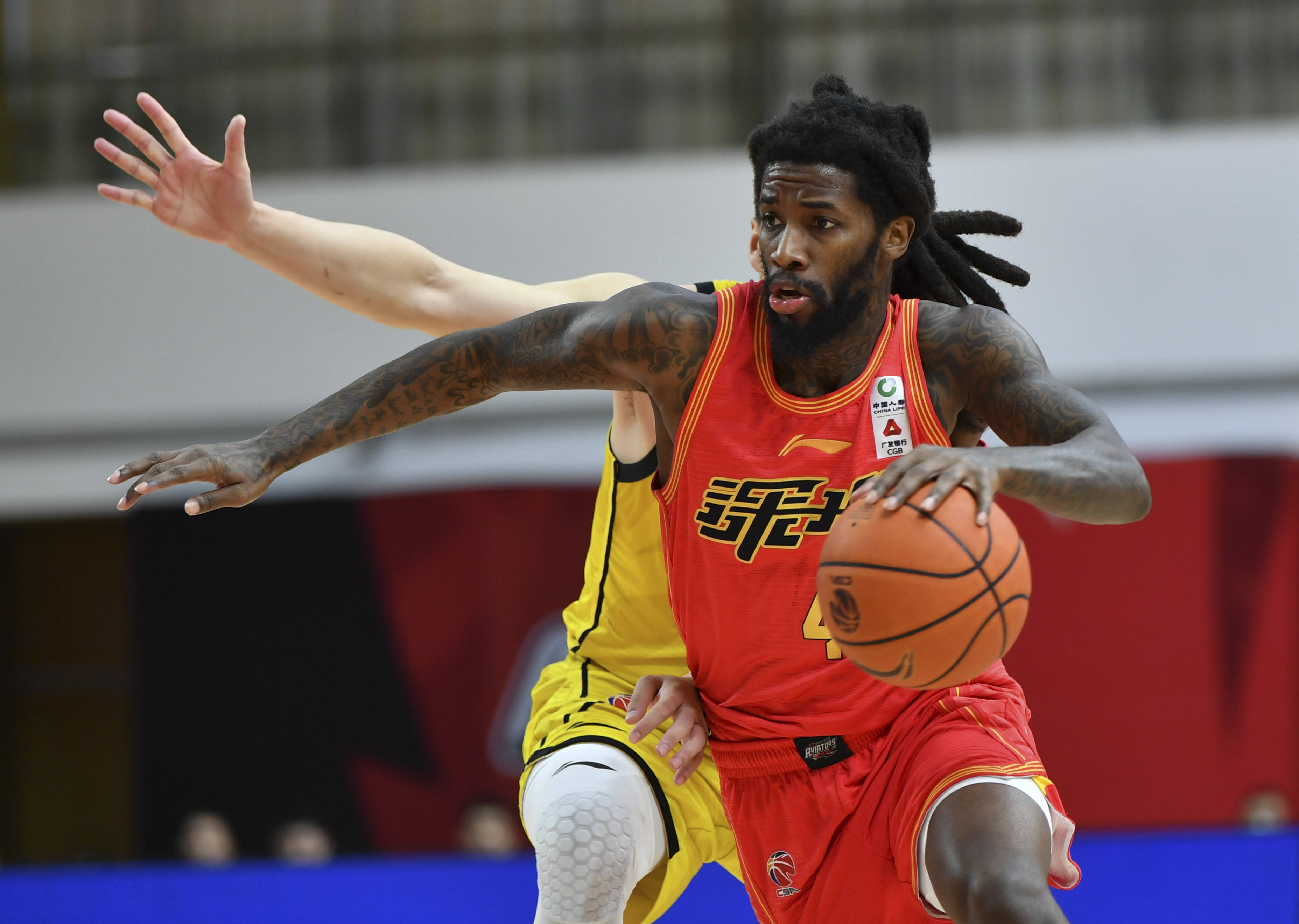 3月6日,深圳马可波罗队球员伯顿(前)在比赛中带球突破防守.