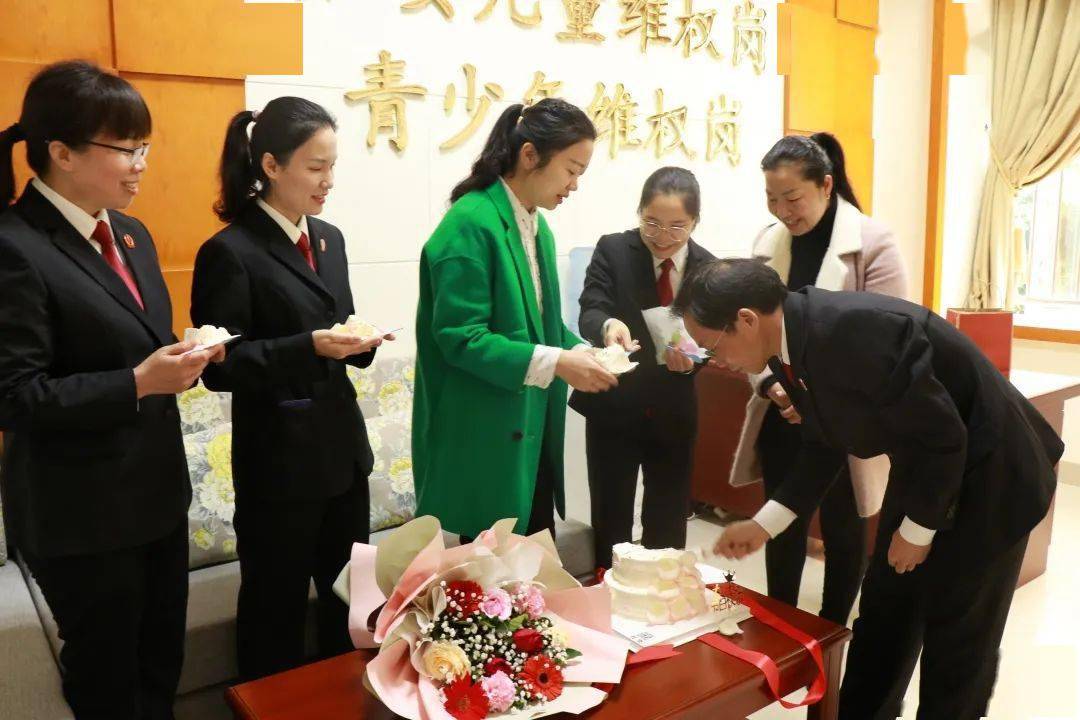 38女神节特刊鹿寨县组织部部长钟宏珊到县法院开展三八节慰问活动