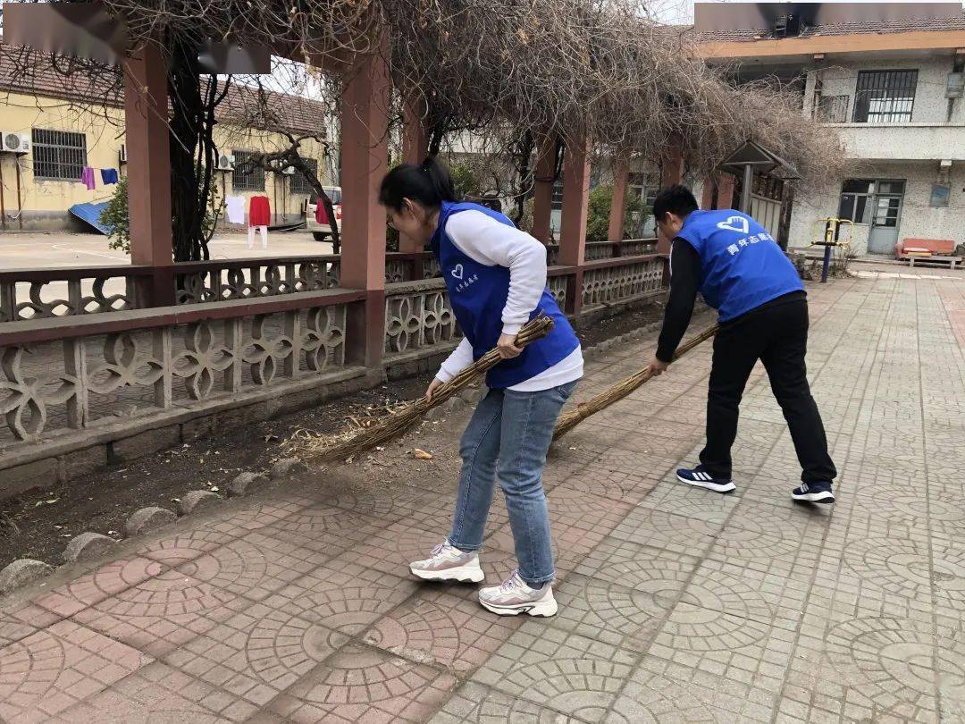 在敬老院打扫庭院