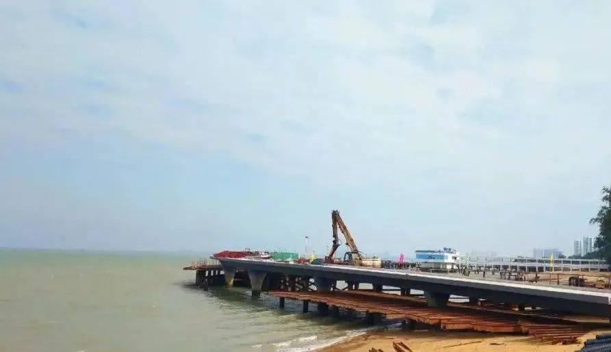 海上栈桥工程已从海滨公园后面向海里延伸,从海滨公园至海景广场的
