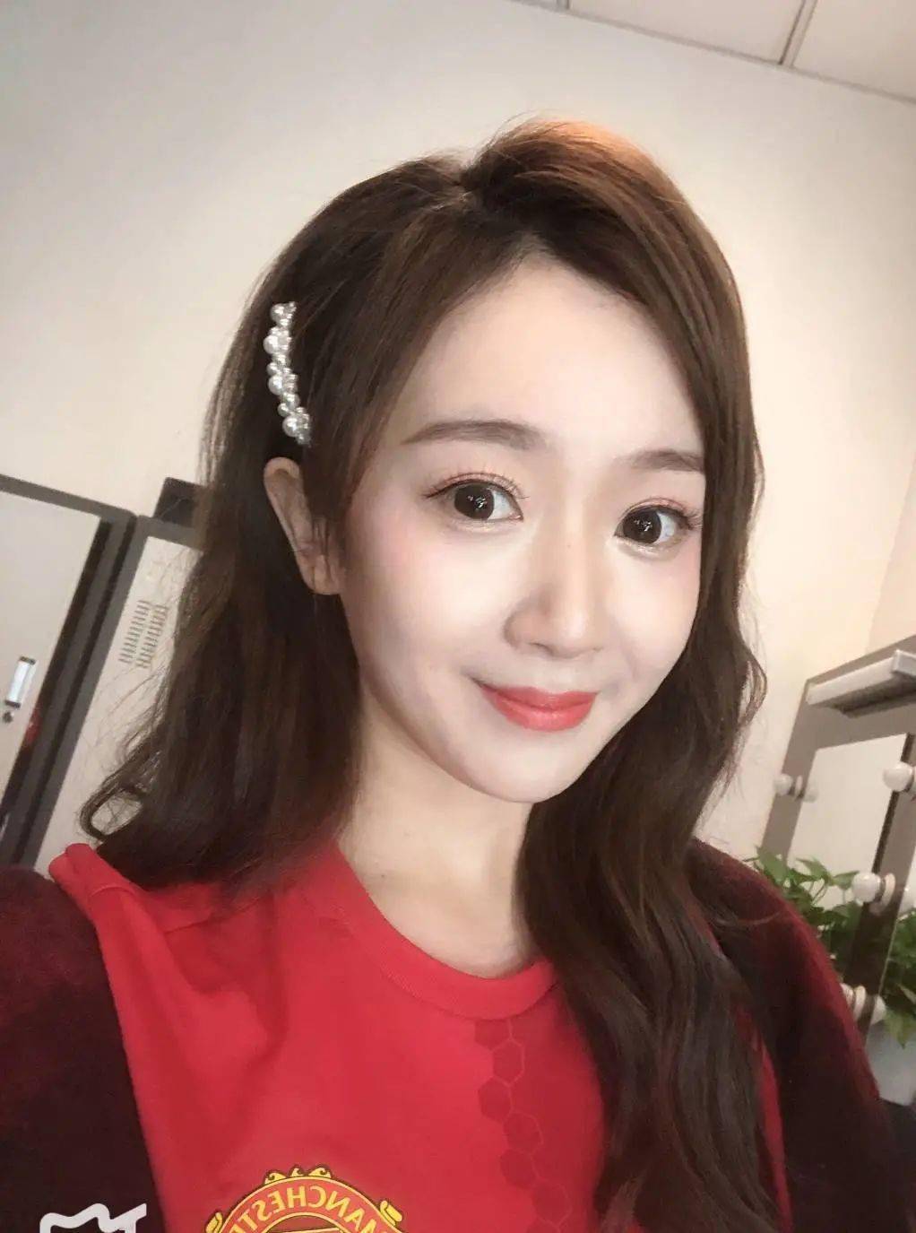 国内解说颜强节目中调侃女主播是狐狸精引争议