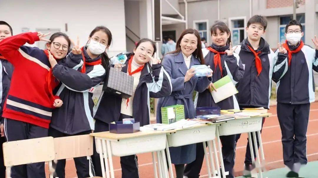 民办和衷中学开展了一年一度的爱心义卖活动,十八个小小的"商店"摆满