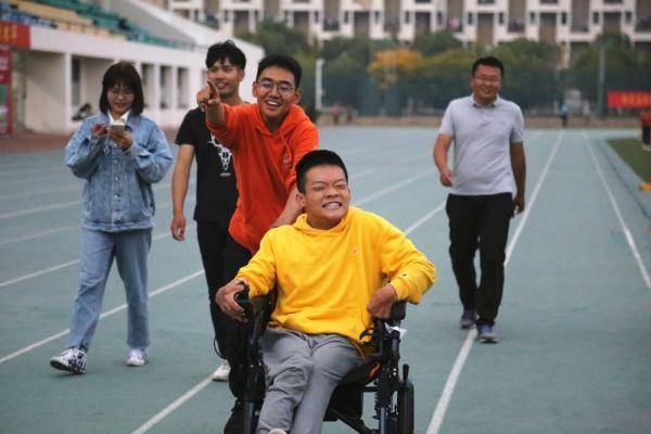 中国药科大学励志脑瘫少年姚俊鹏身边有一支茯苓小队