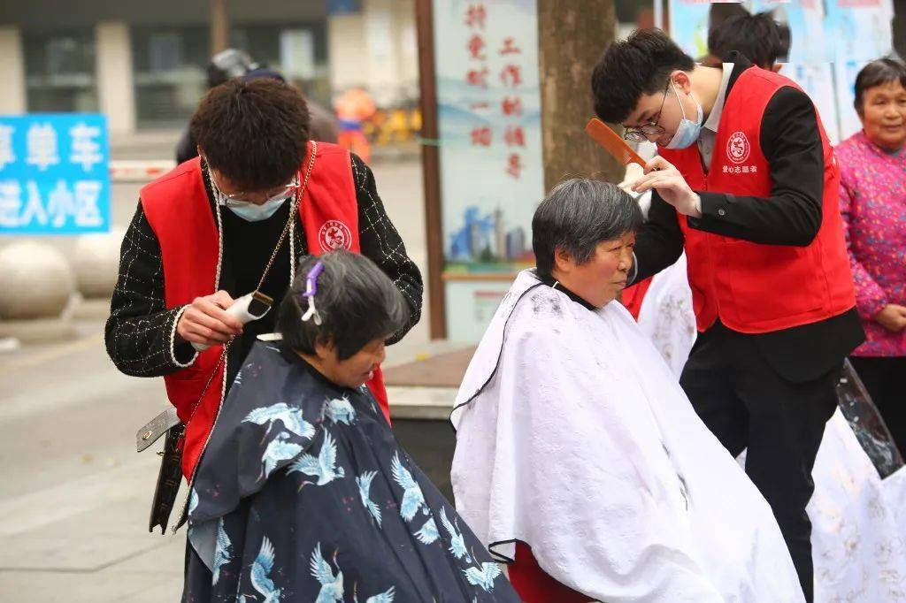 龙寿路社区开展学雷锋树新风我参与我快乐新时代文明实践志愿服务活动