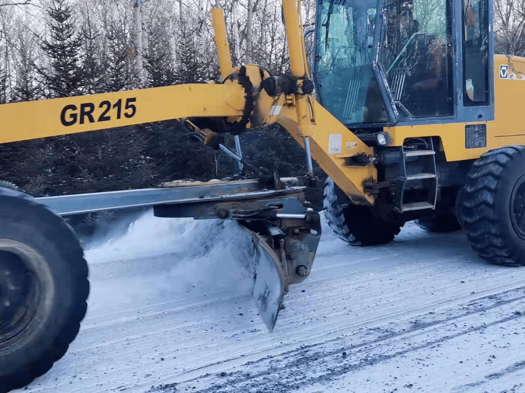 6日上午,公路管理站一邊緊急出動清雪車輛清理路面積雪,一邊組織30餘