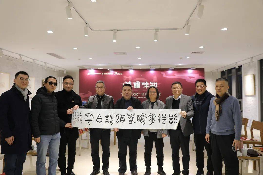 西泠印社社员陈墨,桑建华,田舍郎,沈正宏还现场创作了书画作品分别