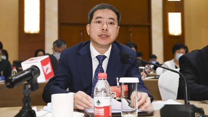 全国人大代表,上海市政府副秘书长,浦东新区区长杭迎伟代表特别提到