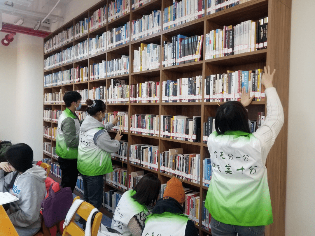 报道管院学子学雷锋日赴图书馆开展志愿服务活动