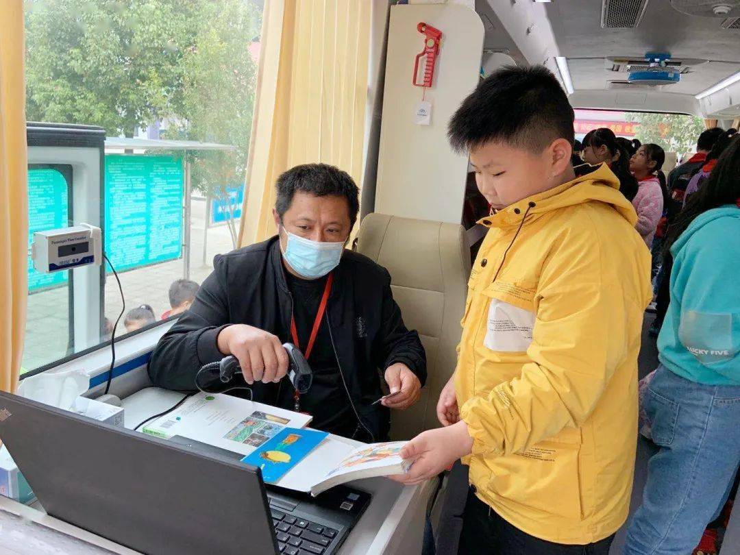2020-2021年下学期吴中区未成年人图书流动车大篷车"校园行"正式启动