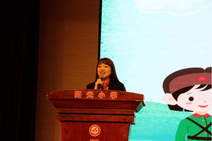 唱中国少年先锋队队歌《我们是共产主义接班人》,指挥:杨雨晴;会议第