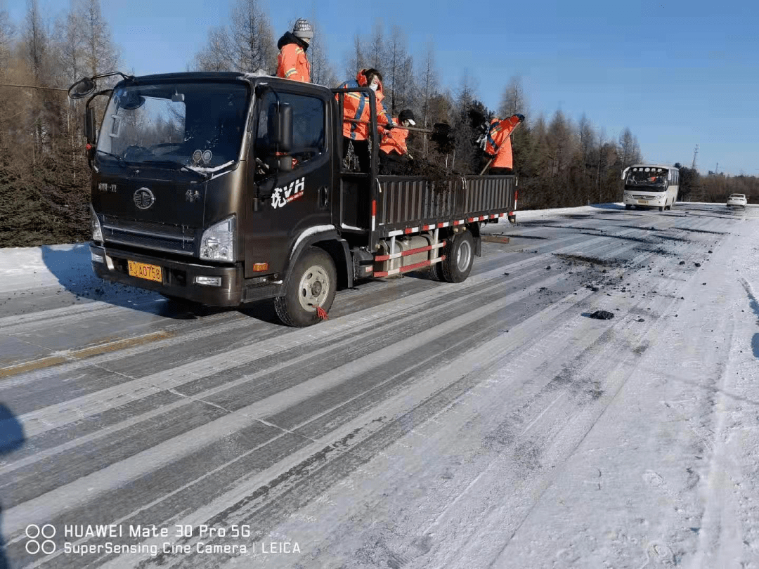 6日上午,公路管理站一邊緊急出動清雪車輛清理路面積雪,一邊組織30餘