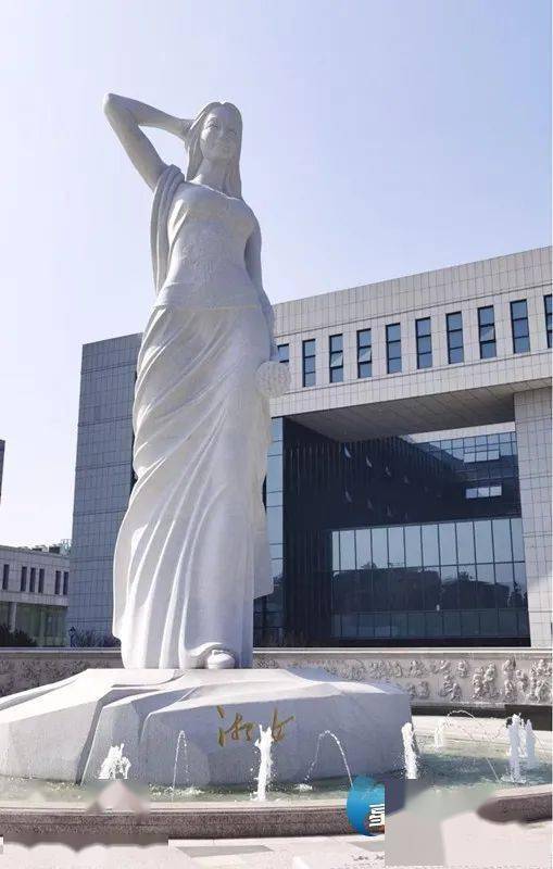 近日,新落成的"湘女广场"主雕展现出湘女端庄与豪迈之美,柔美与刚毅之