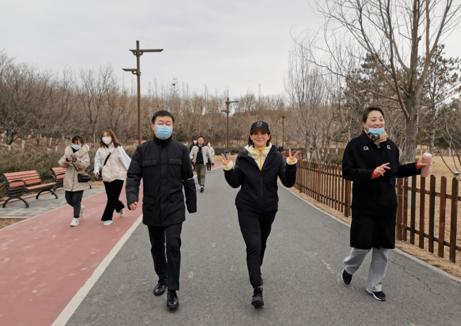 集美集团副总裁赵婷婷(中)