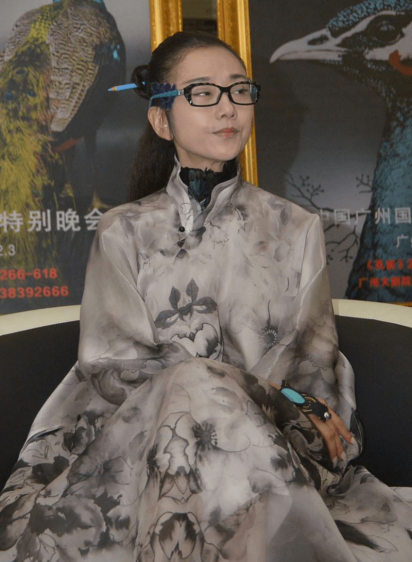 杨丽萍真热爱少数民族艺术,穿改良款的旗袍裙,舞蹈家气质尽显_服饰