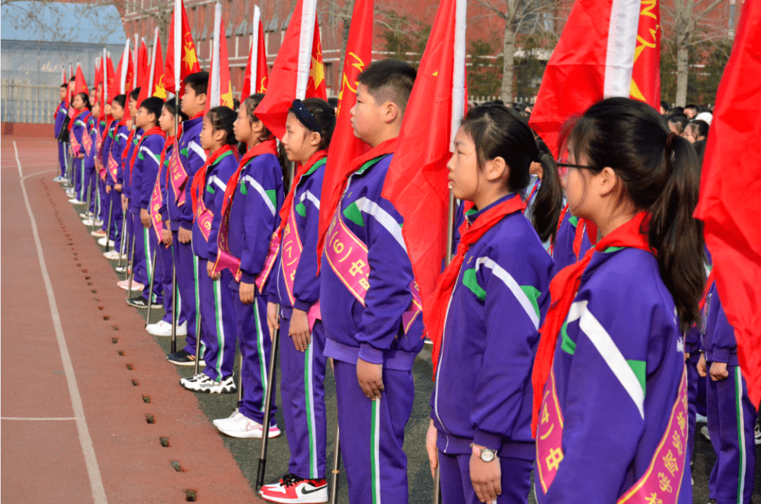 临沂商城实验学校举行向英雄致敬向榜样学习升旗仪式