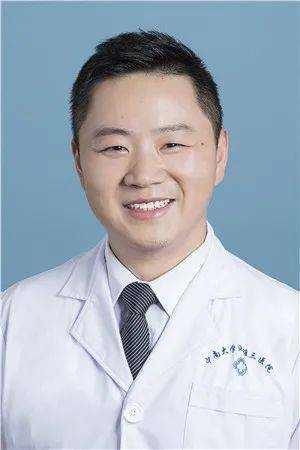 社交癌让她不敢笑出来