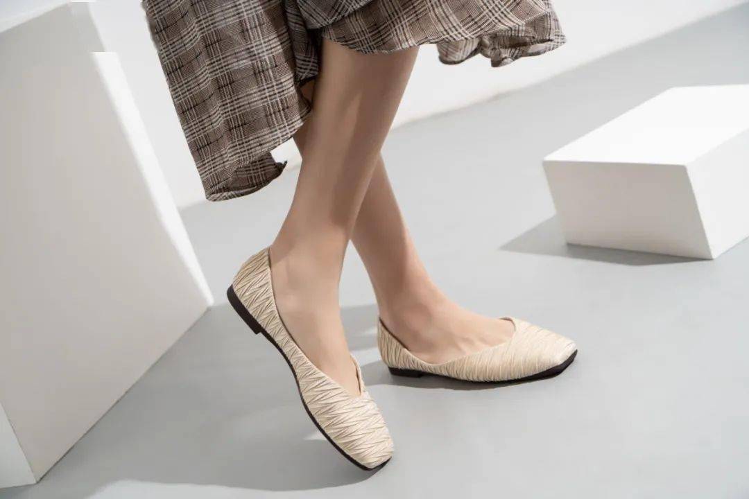 开春就穿这双会"发光"的单鞋,让你独特"出彩"显瘦又显腿长!_鞋子