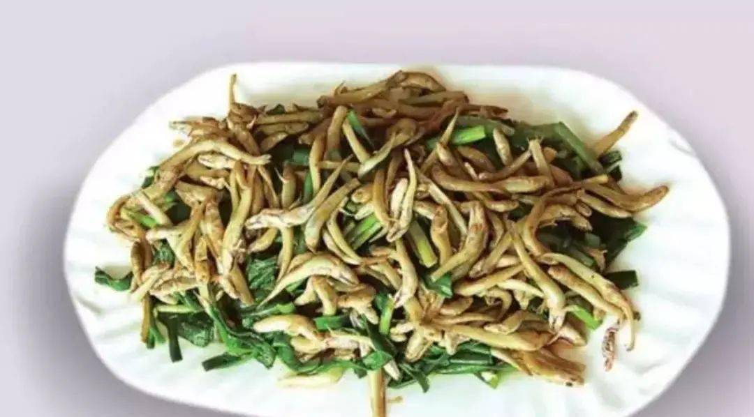 口感清甜的红岛蛤蜊,秘制鲅鱼饼子,鲜嫩的蚝艮拌韭菜.