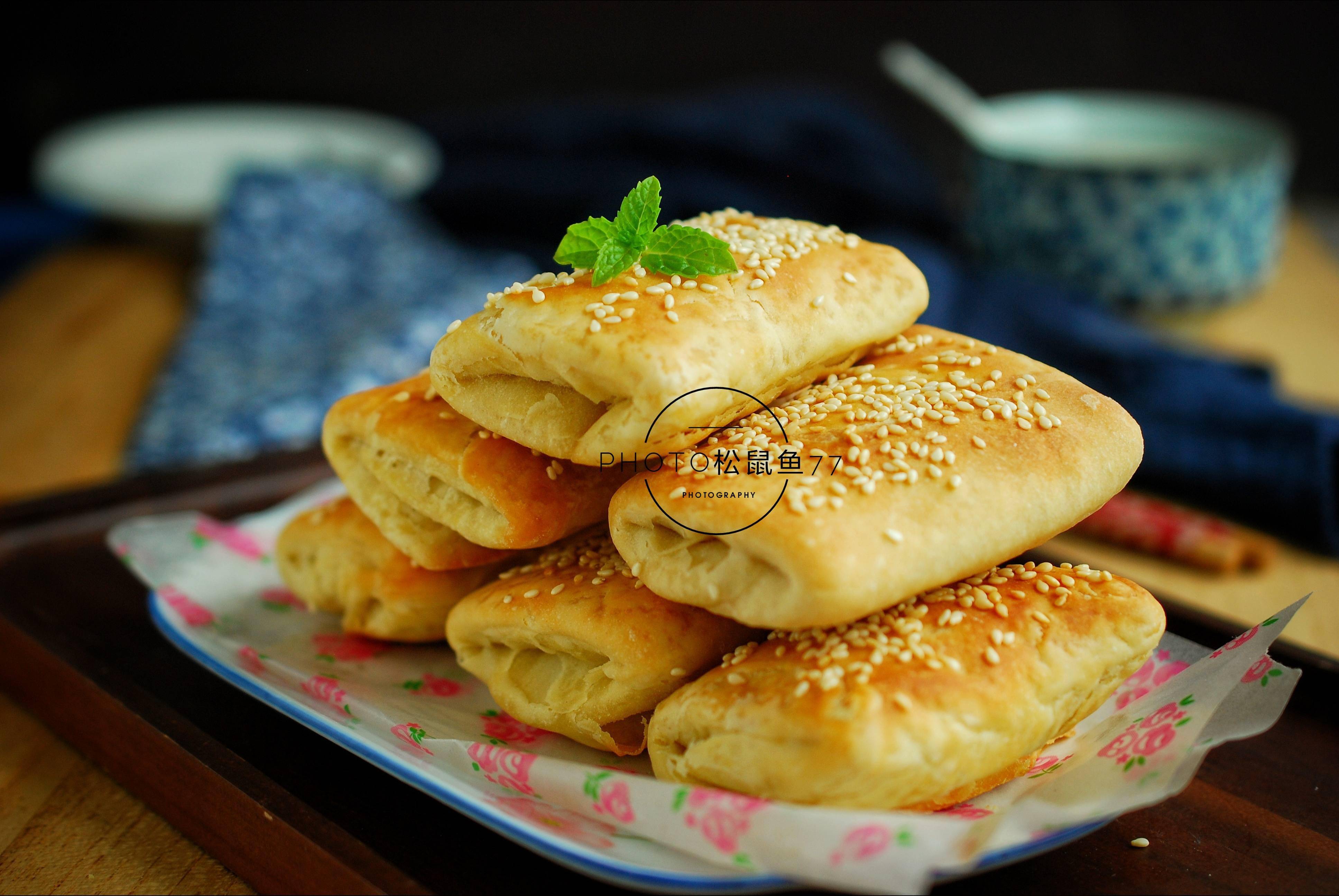 面粉可以做成很多的美食,比如包子,饺子,面条,馒头,烙饼,馄饨,烧饼