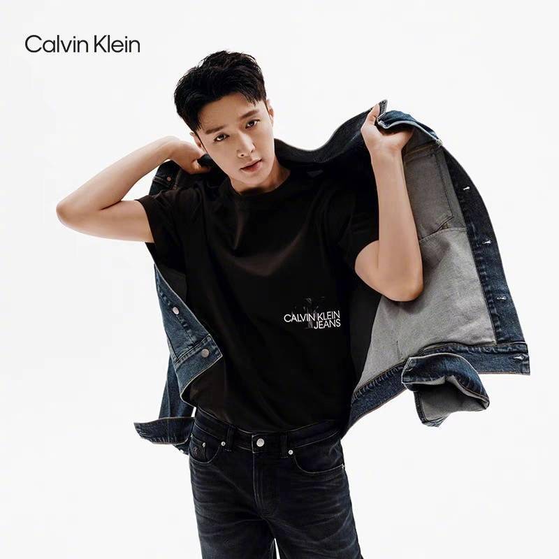 ck全球代言人张艺兴演绎calvin klein2021春季系列,于休闲简约中诠释