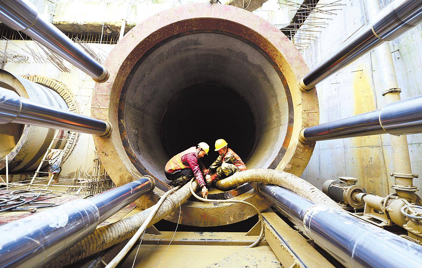 3月4日,襄阳市樊西综合管廊一期工程施工现场,工人在做管道顶进完成后
