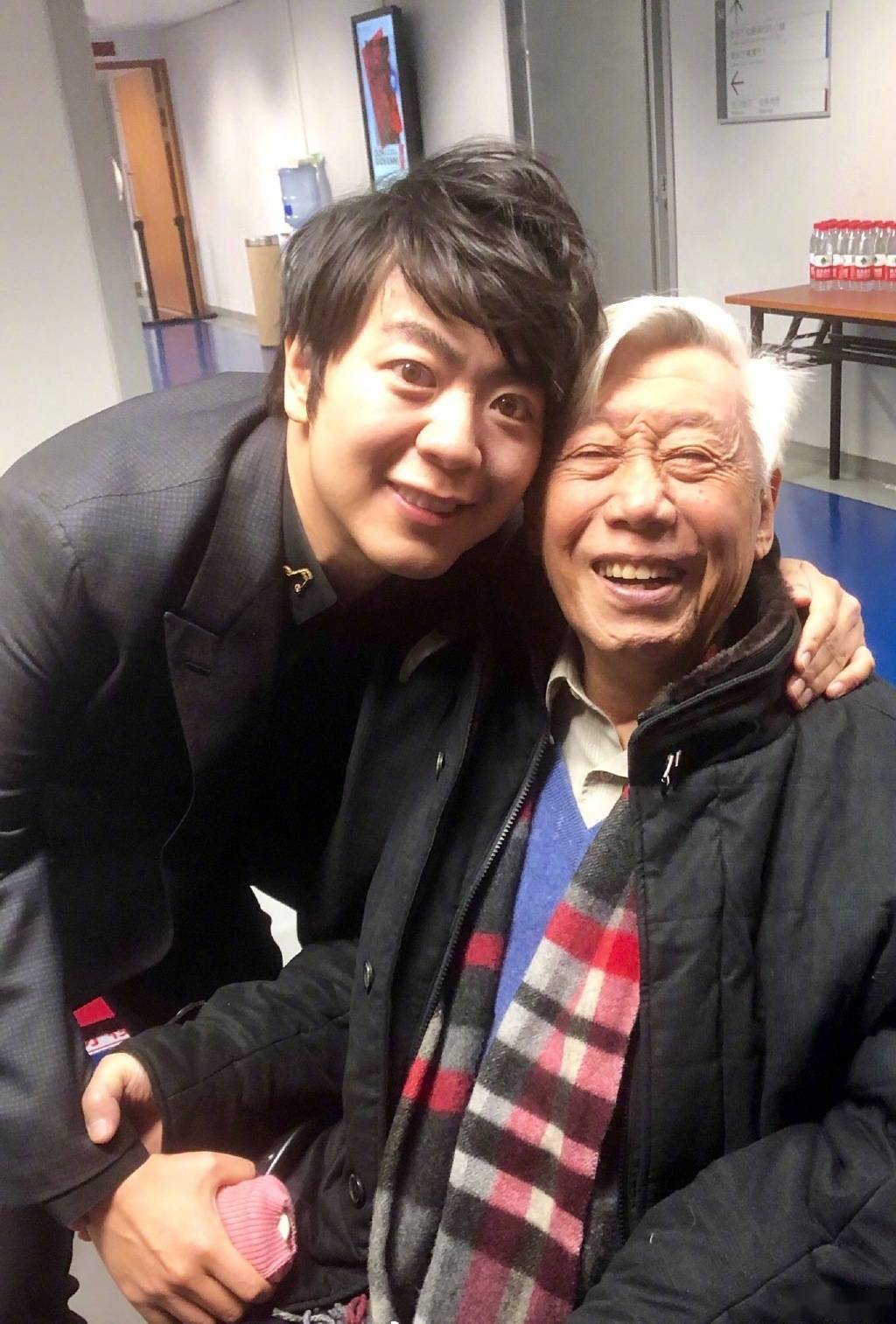 钢琴家赵屏国去世郎朗发合影悼念恩师称非常悲痛