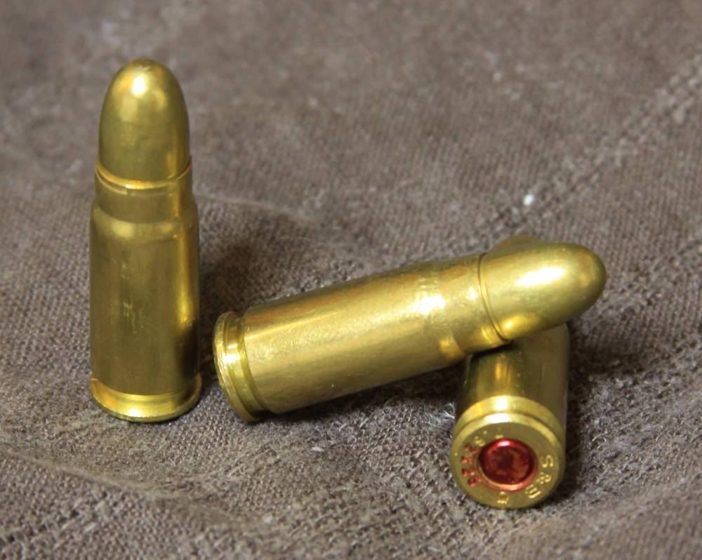 从外观上,tt-33与fn出品的勃朗宁m1903型半自动手枪非常相似,但在内部