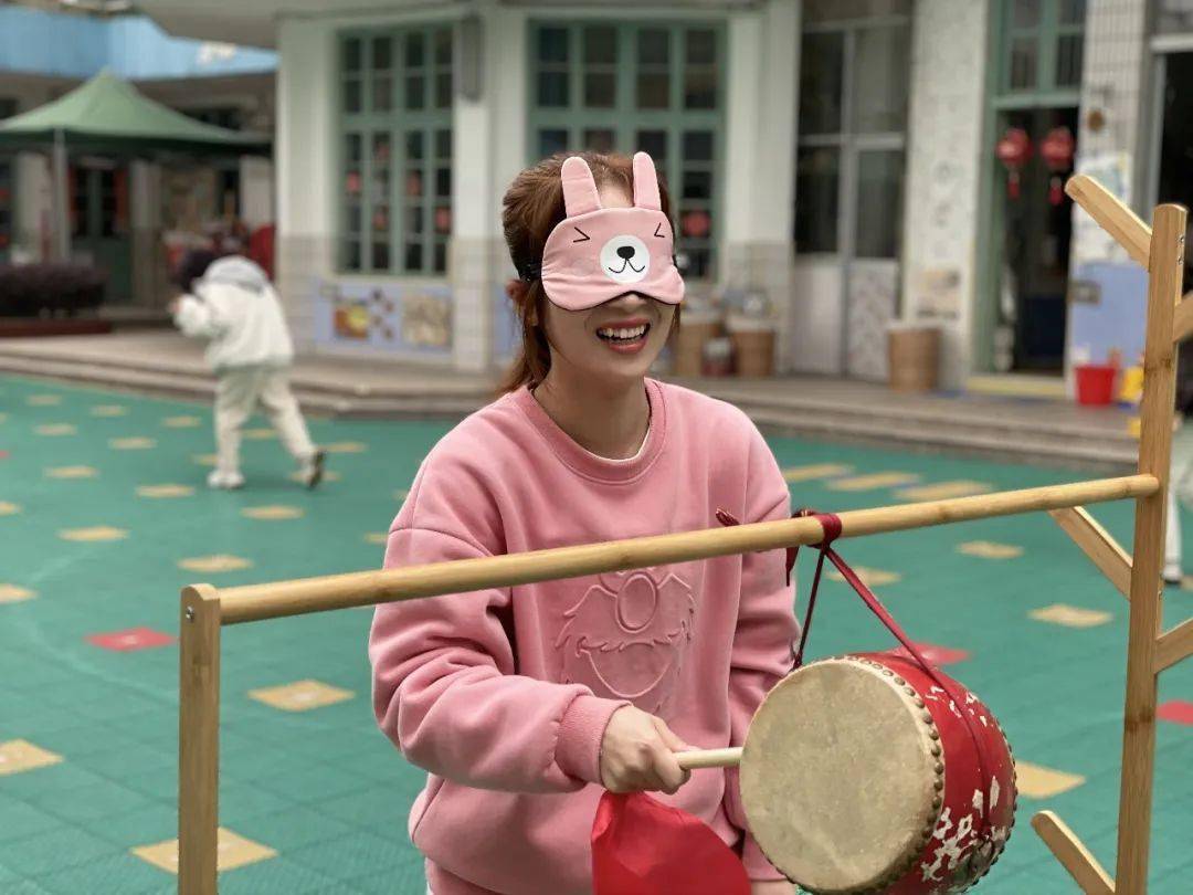 盲人击鼓 ,真爱传递,单脚火车跑,蜈蚣竞走……一个个丰富的团体比赛如