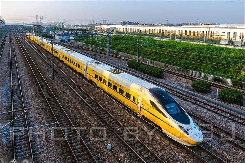 作者:傑哥2020年7月,廣州黃埔有軌電車,一列有軌電車駛進嶺頭隧道.